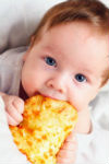 10840877 small babyEating pizza