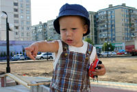 5571357 small kidwithCar