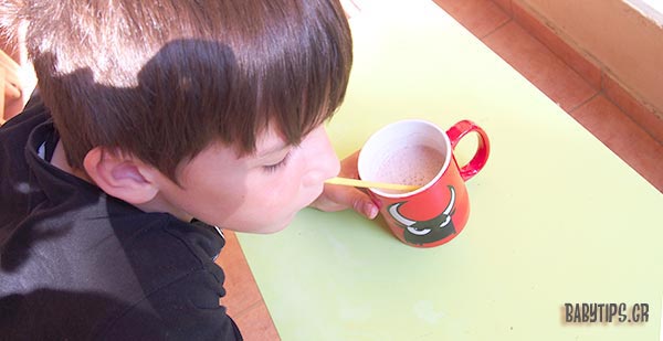 το παιδί πίνει γάλα nesquik2